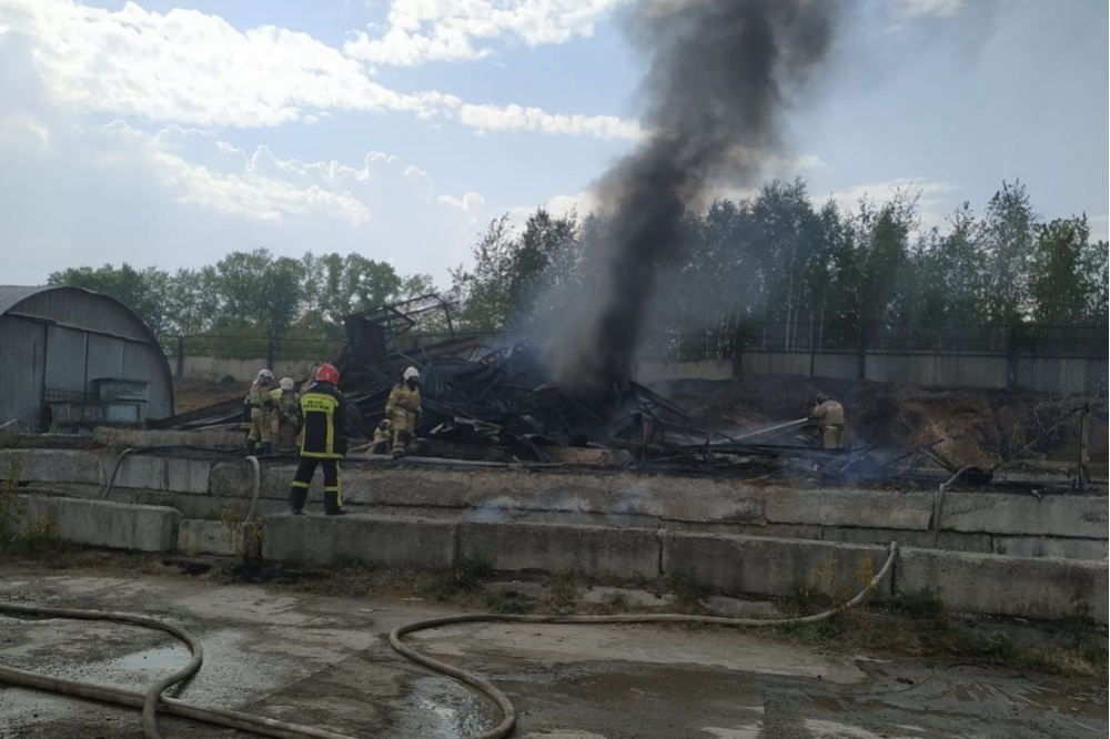 Пожарные укротили огонь на территории завода в Екатеринбурге