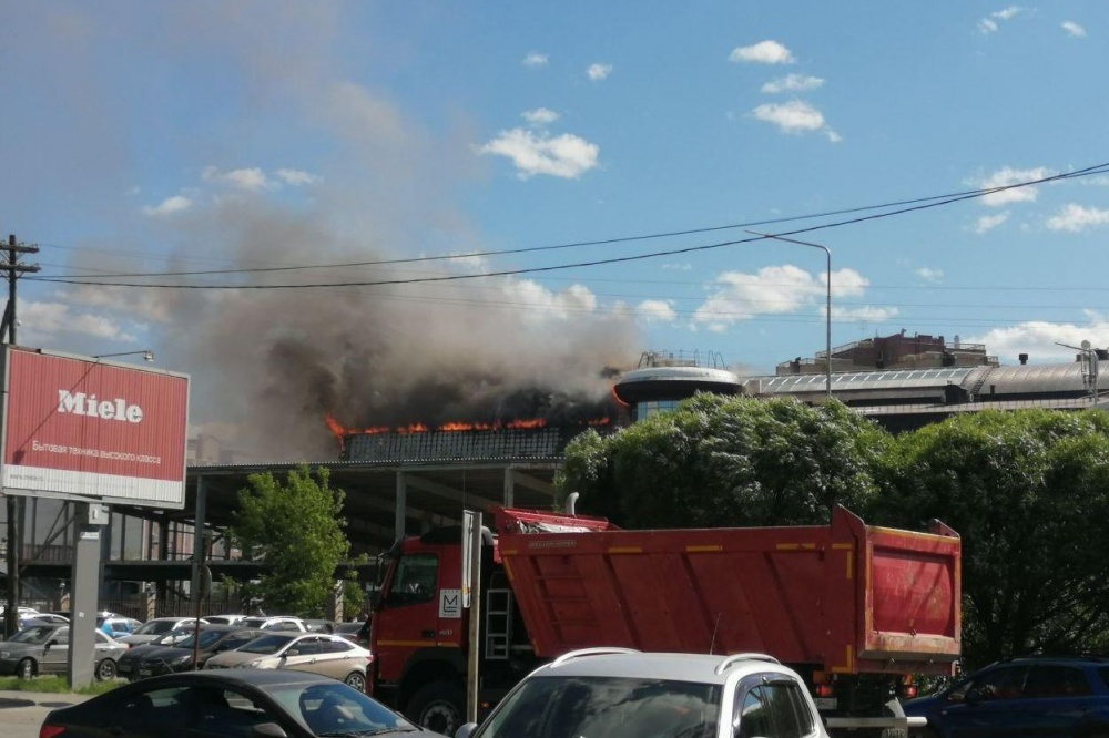 В Тюмени огонь охватил крышу бизнес-центра