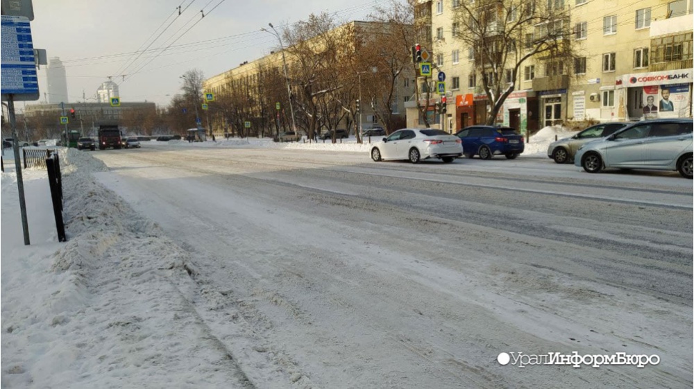 На дорогах - треш: в засыпанном снегом Екатеринбурге нарастает количество ДТП