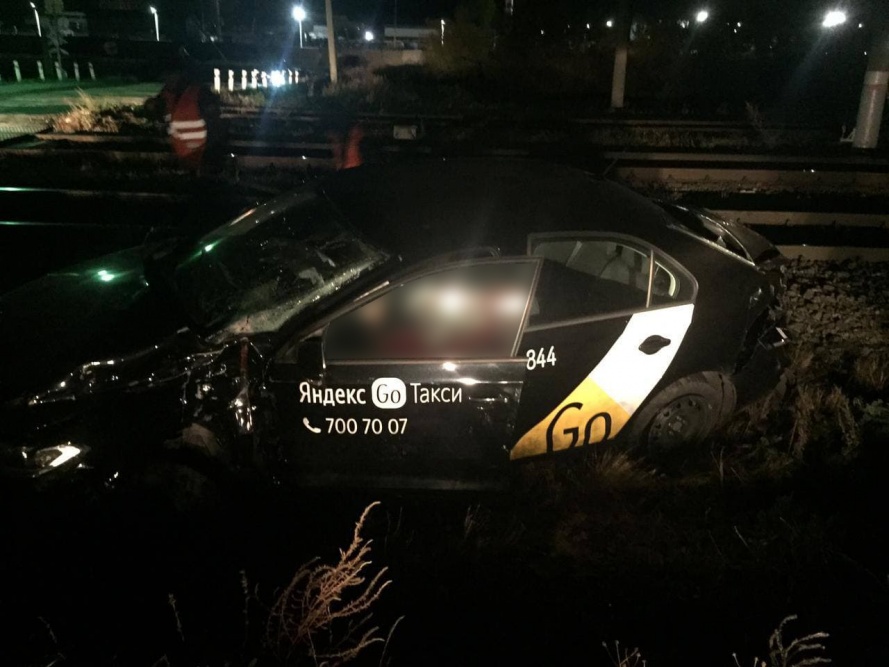 В Челябинске поезд протаранил машину "Яндекс.Такси" с пассажирами