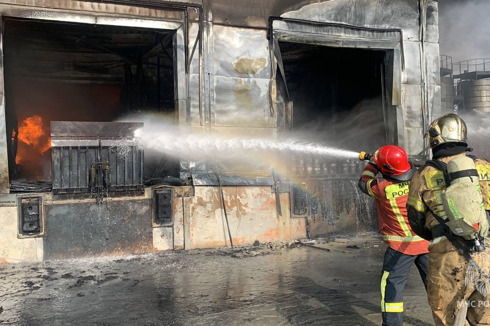 Пожар в научно-производственном комплексе в Арамиле вырос до 4000 квадратных метров