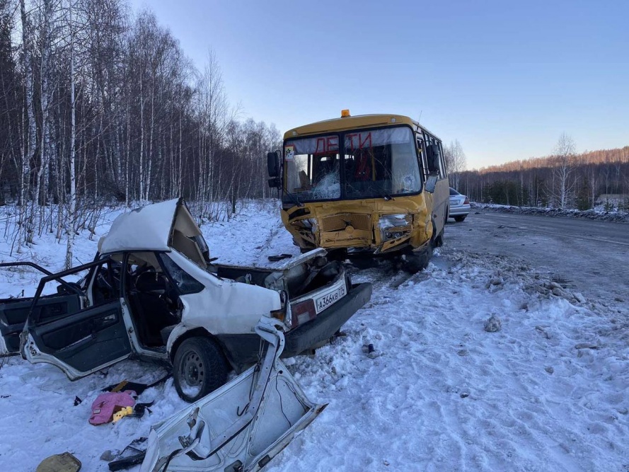 В Челябинской области в ДТП со школьным автобусом погибли женщина и ребенок