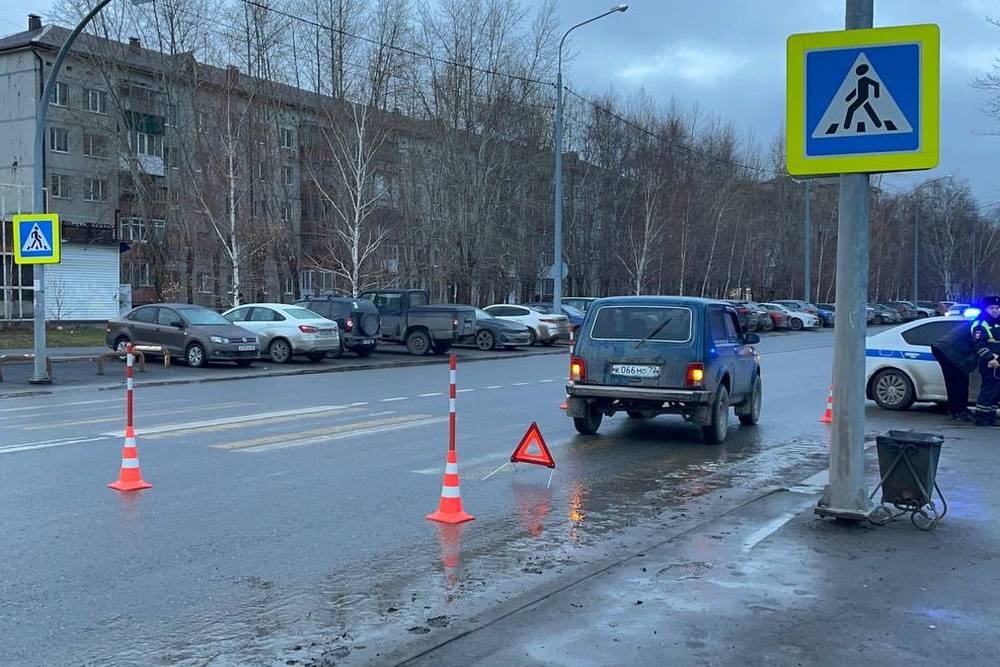 Автомобиль "Нива" сбил двух школьниц на пешеходном переходе в Тюмени