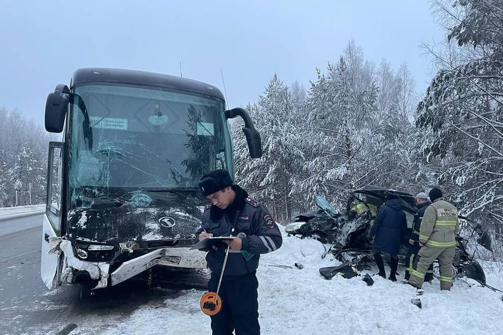 На Серовском тракте в столкновении автобуса и автомобиля погибли четыре человека