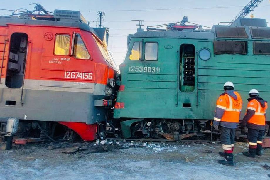 В Челябинской области один электровоз снес с рельсов другой