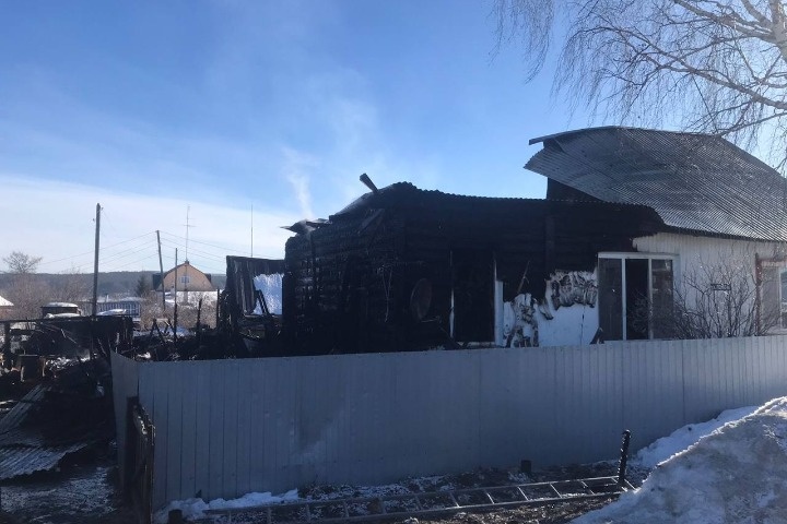 Женщина и трое детей погибли при пожаре в свердловском поселке