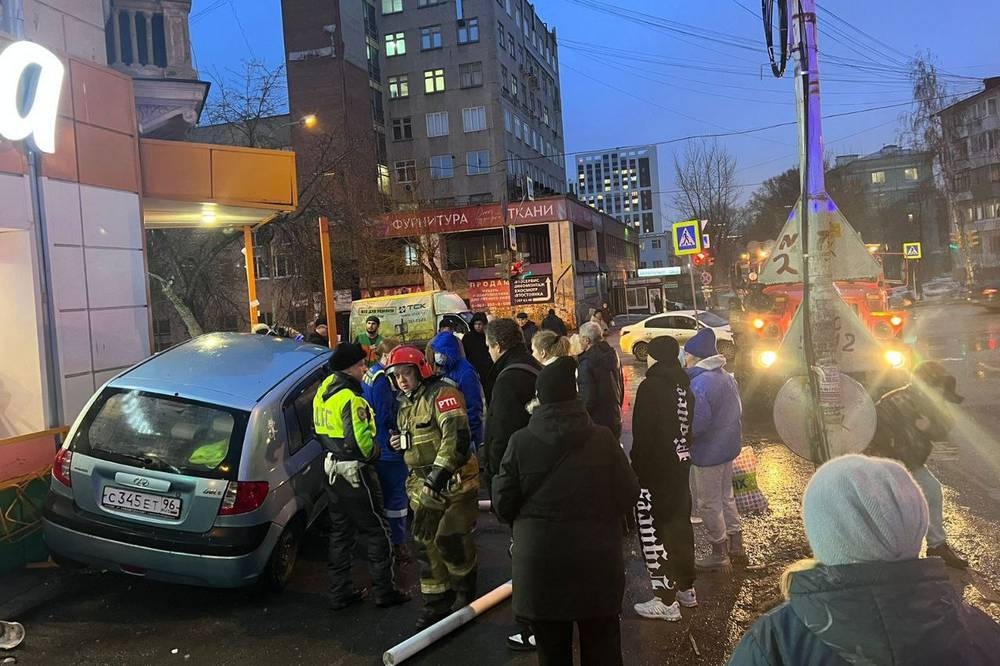 Автомобиль, водителю которого стало плохо, сбил пешехода в Екатеринбурге