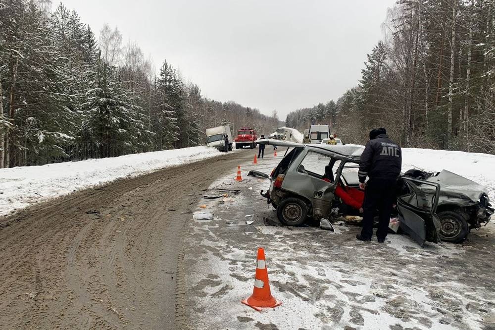 Водитель и пассажир "Оки" погибли в столкновении с иномаркой в Свердловской области