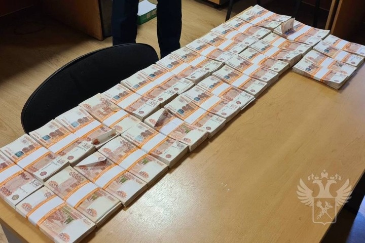 В Кольцово задержали пассажира с чемоданом, набитым миллионами рублей