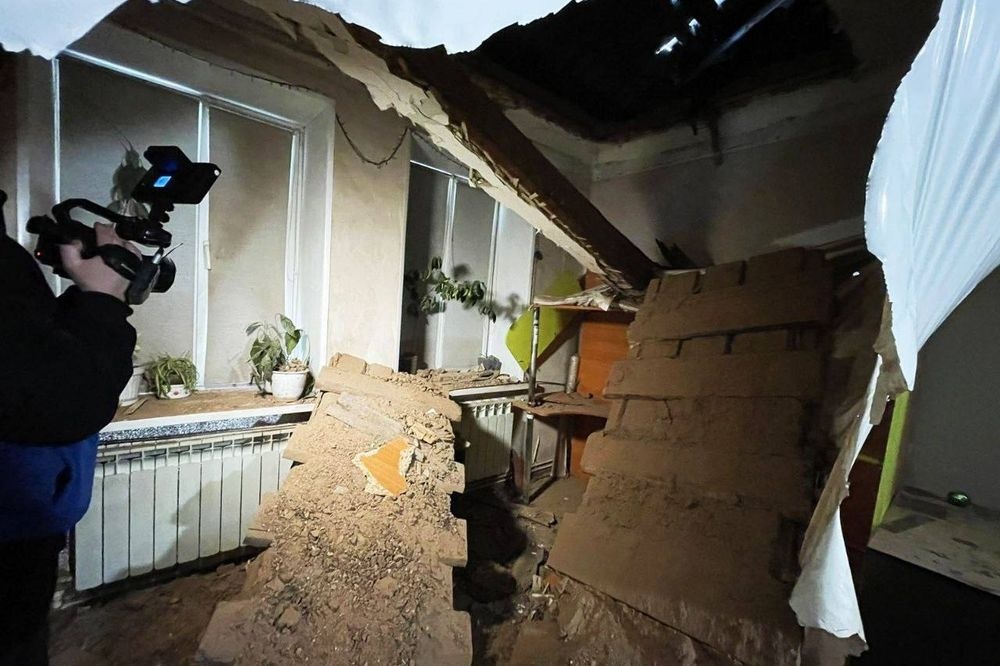 В Копейске деревянные перекрытия в квартире рухнули на детскую кровать