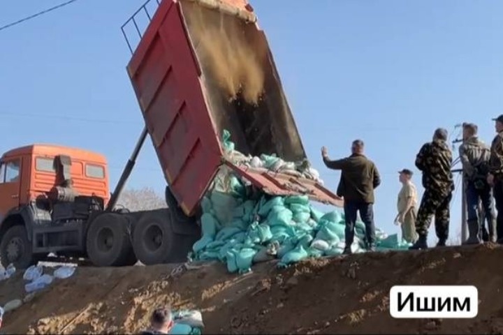 В Тюменской области из-за паводка перекрыли автодорогу