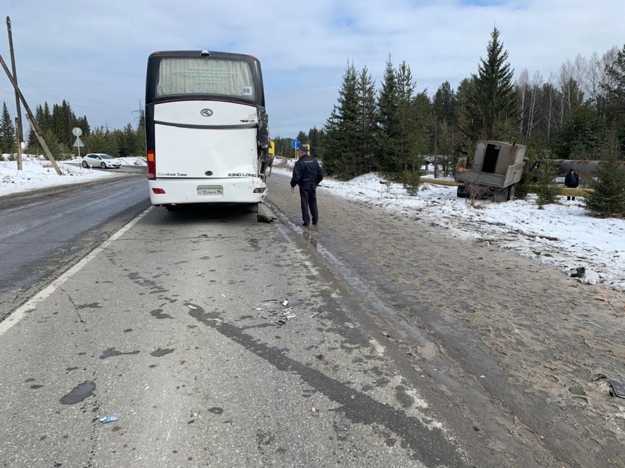 На Урале рейсовый автобус столкнулся с КамАЗом