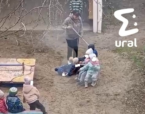 Воспитательницу, уронившую ребенка лицом в песок, отстранят от работы в Екатеринбурге
