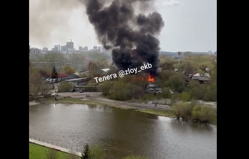Недалеко от набережной: очередной деревянный дом сгорел в Екатеринбурге 