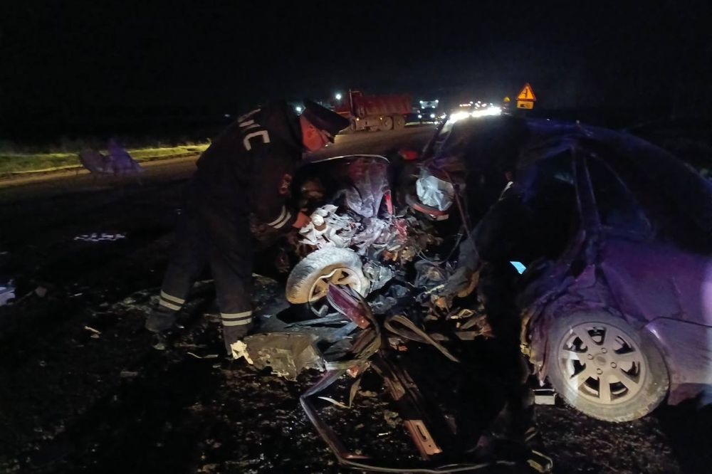 На Тюменском тракте легковой автомобиль влетел под грузовик – двое погибли