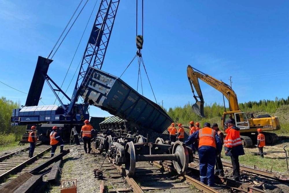 На севере Свердловской области пять вагонов грузового поезда сошли с рельсов