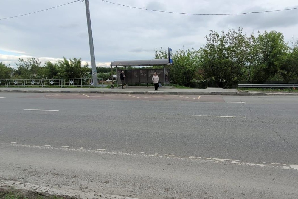 Отвалившееся от машины колесо травмировало женщину на остановке под Екатеринбургом