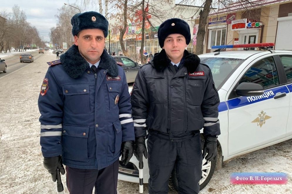 На Среднем Урале автоинспекторы спасли из болота девушку-полицейского