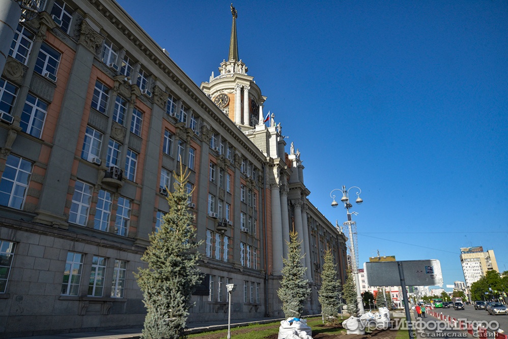 На перекрестке рядом с мэрией Екатеринбурга демонтируют брусчатку