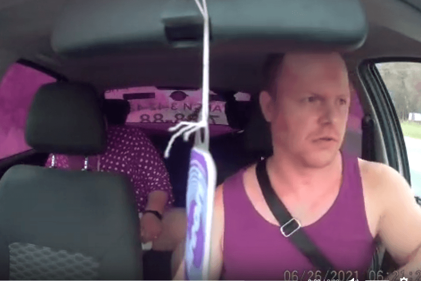 Водитель из фильма в такси 2 избили. Пьяная пассажирка в такси. Таксист завёз в лес и снял трусики. Сходит пассажир такси с левой двери. Нападение в такси на женщин.