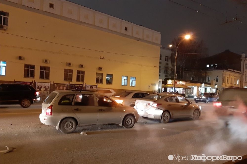 ДТП с участием трех машин парализовало движение по центральной улице Екатеринбурга