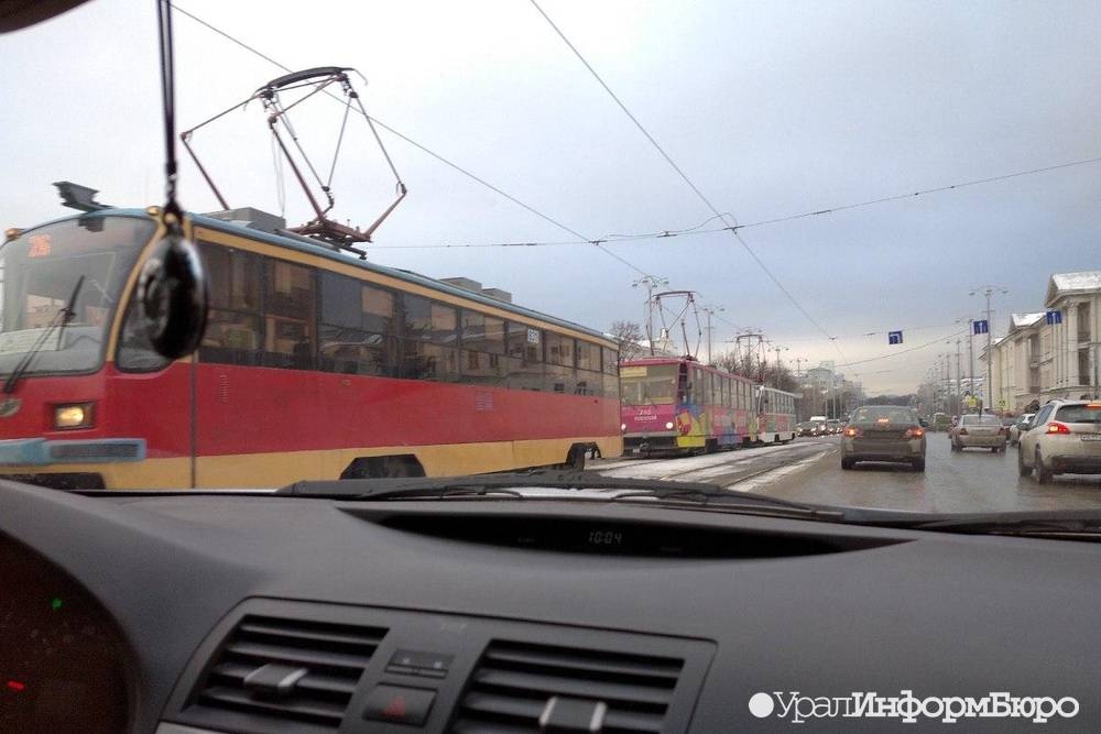 В центре Екатеринбурга парализовало трамваи