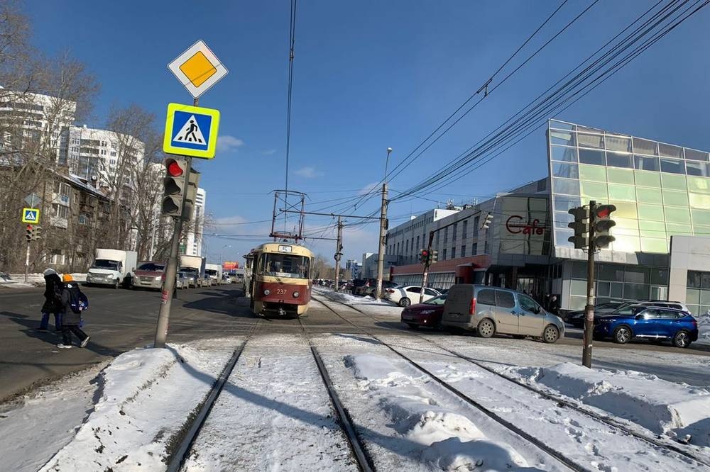 ДТП на улице Блюхера парализовало движение в Пионерском микрорайоне Екатеринбурга