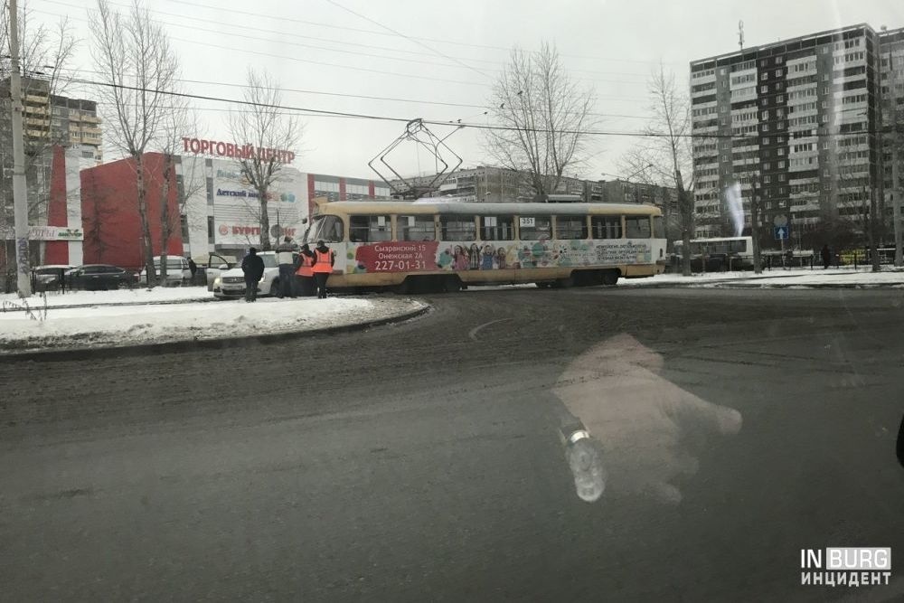 В Екатеринбурге трамвай смял легковушку