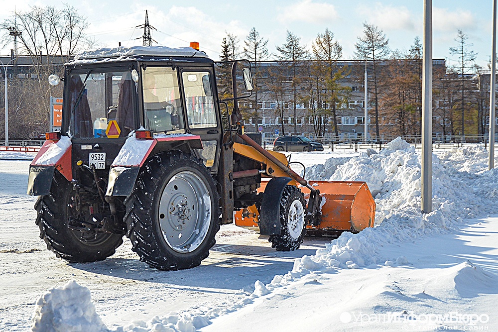 Последствия мощного снегопада в Свердловской области разгребают 300 машин