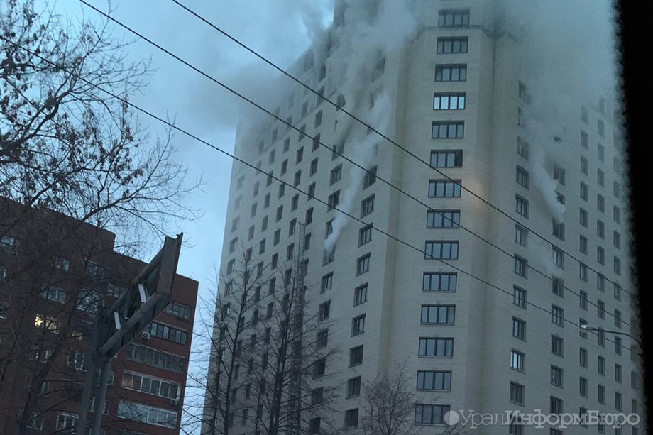 МЧС стягивает дополнительную технику к горящей высотке в Екатеринбурге