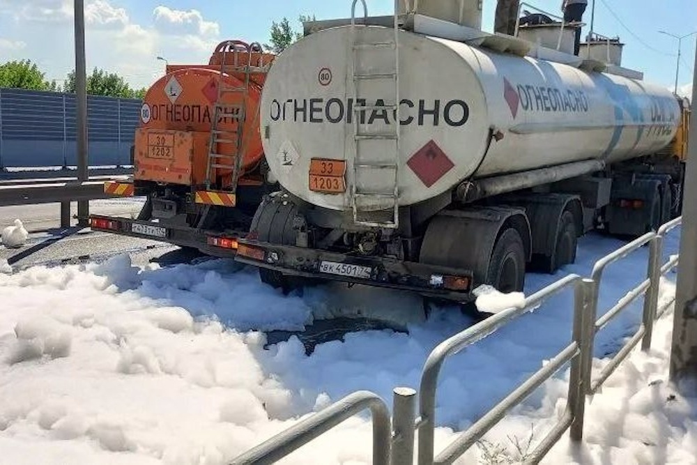 В Челябинске столкнулись бензовоз и грузовик