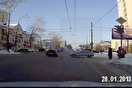 Вот так встреча: в Екатеринбурге ВАЗ проскочил на красный перед машиной ГИБДД