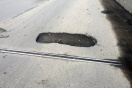 Укор "отцам города": екатеринбуржцы засыпали яму на бебелевском мосту