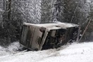 СКР занялся перевернувшимся на Серовском тракте автобусом