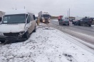 На свердловской трассе легковушка протаранила микроавтобус