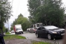 В Екатеринбурге ветер остановил троллейбус и свалил забор