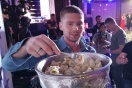 А мыть кто будет? Евгений Кузнецов отведал пельменей из Кубка Стэнли