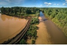 Очередной водный коллапс: реку Тагил заволокло неизвестной коричневой жижей