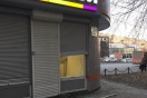 Отогнули жалюзи и разбили стекло: в Екатеринбурге неизвестные обчистили "Связной"
