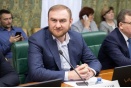 Подследственного сенатора Арашукова посадили на пособие в 11 тысяч рублей