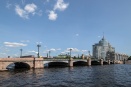 Иностранец сиганул на машине через разведенный мост в Санкт-Петербурге